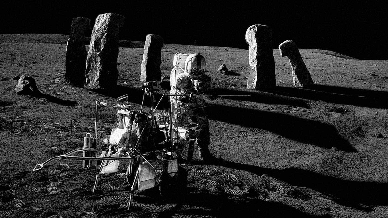 Луна есть помогать. Рассекреченные снимки Луны НАСА. Секретные снимки Луны НАСА. Засекреченные снимки НАСА Луны. Сооружения на Луне.
