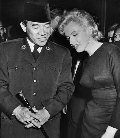 Marilyn Monroe Standing with President Sukarno