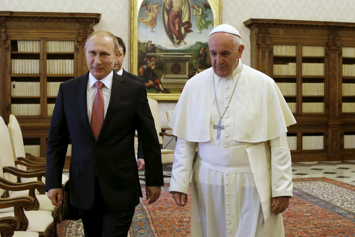 Russian President Vladimir Putin (L) meets Pope Francis during a private meeting at Vatican City, June 10, 2015. The United States urged the Vatican on Wednesday to criticise Russia's involvement in the Ukraine conflict more forcefully, hours before Pope Francis was due to meet Russian President Vladimir Putin. REUTERS/Gregorio Borgia/pool